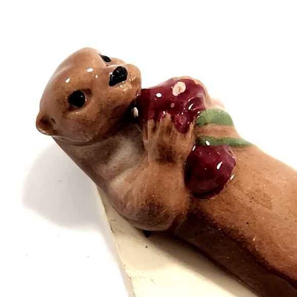 Vintage 1989 Hagen-Renaker Otter Figurine with Flowers – Walt Disney Miniature - Picture 4 of 9